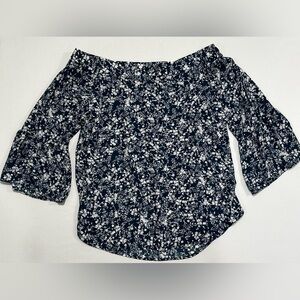 Off-the-shoulder floral print blouse from the brand Verse. 
Size: Large